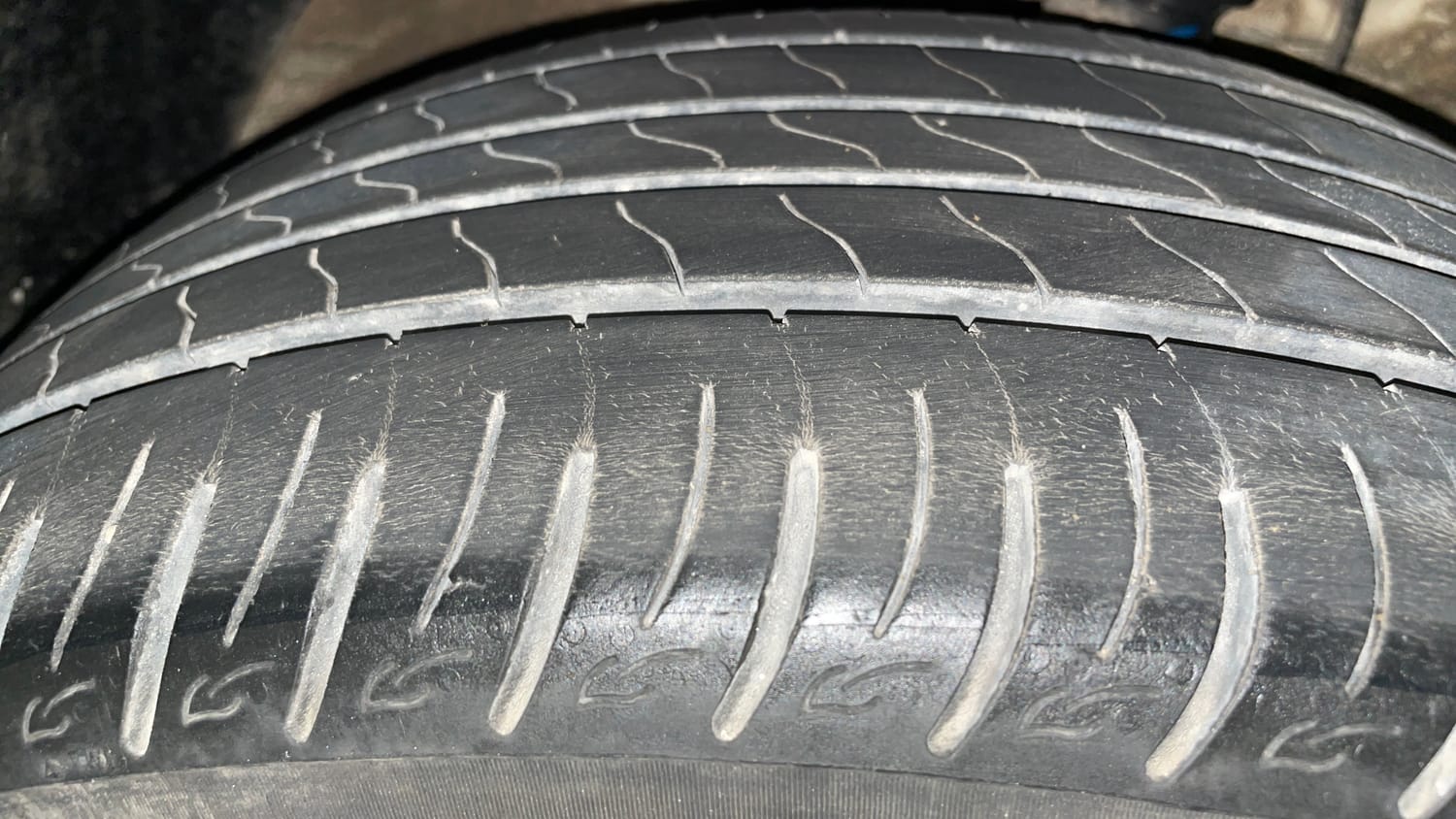 Used 2021 Mahindra XUV 300 W8 1.2 Petrol Petrol Manual tyres RIGHT FRONT TYRE TREAD VIEW
