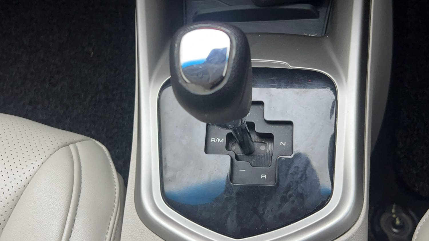 Used 2022 Mahindra XUV 300 W8 (O) 1.2 Petrol AMT Petrol Automatic interior GEAR  KNOB VIEW