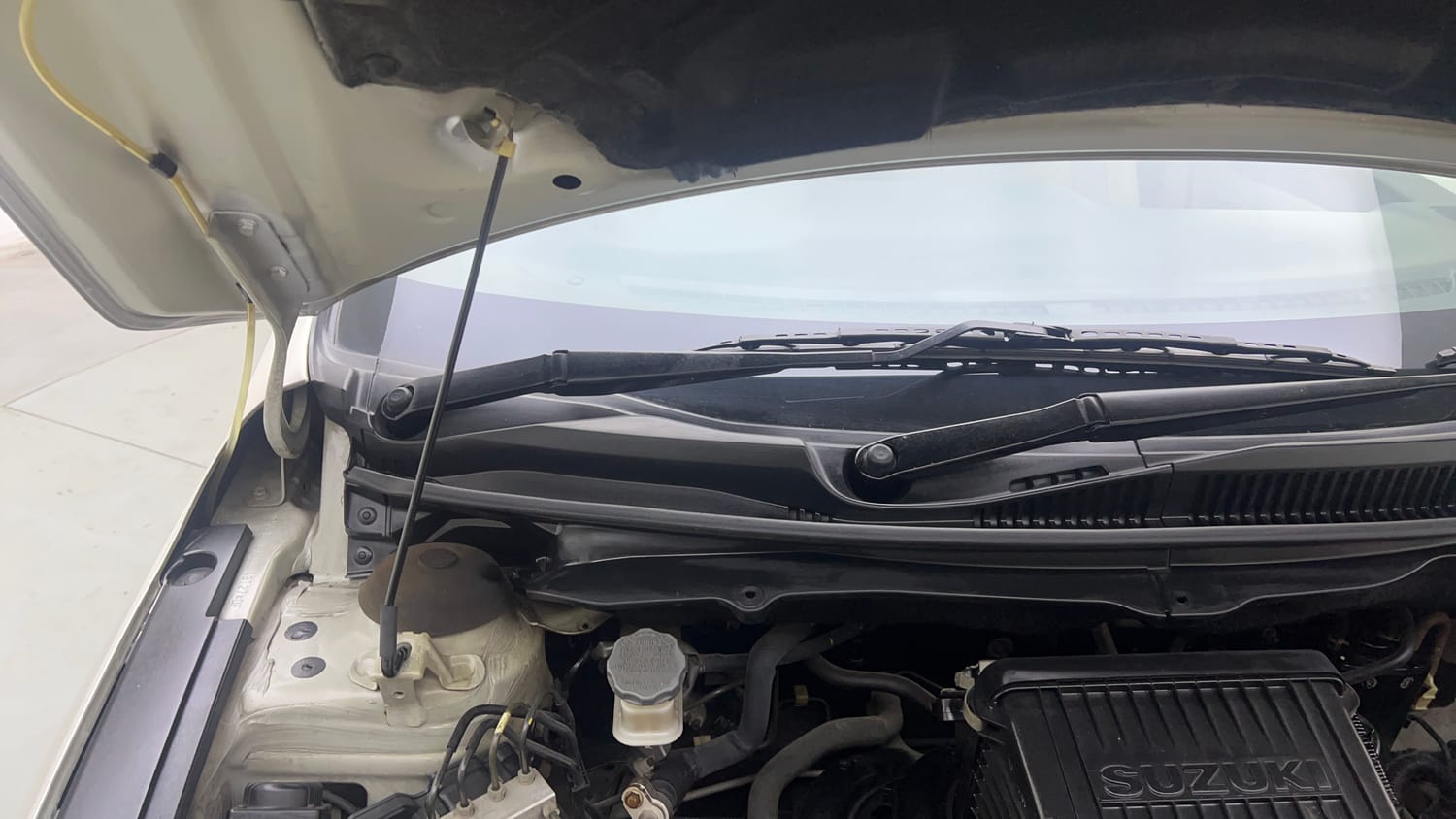 Used 2015 Maruti Suzuki Ciaz ZXI+ Petrol Manual engine ENGINE RIGHT SIDE HINGE & APRON VIEW