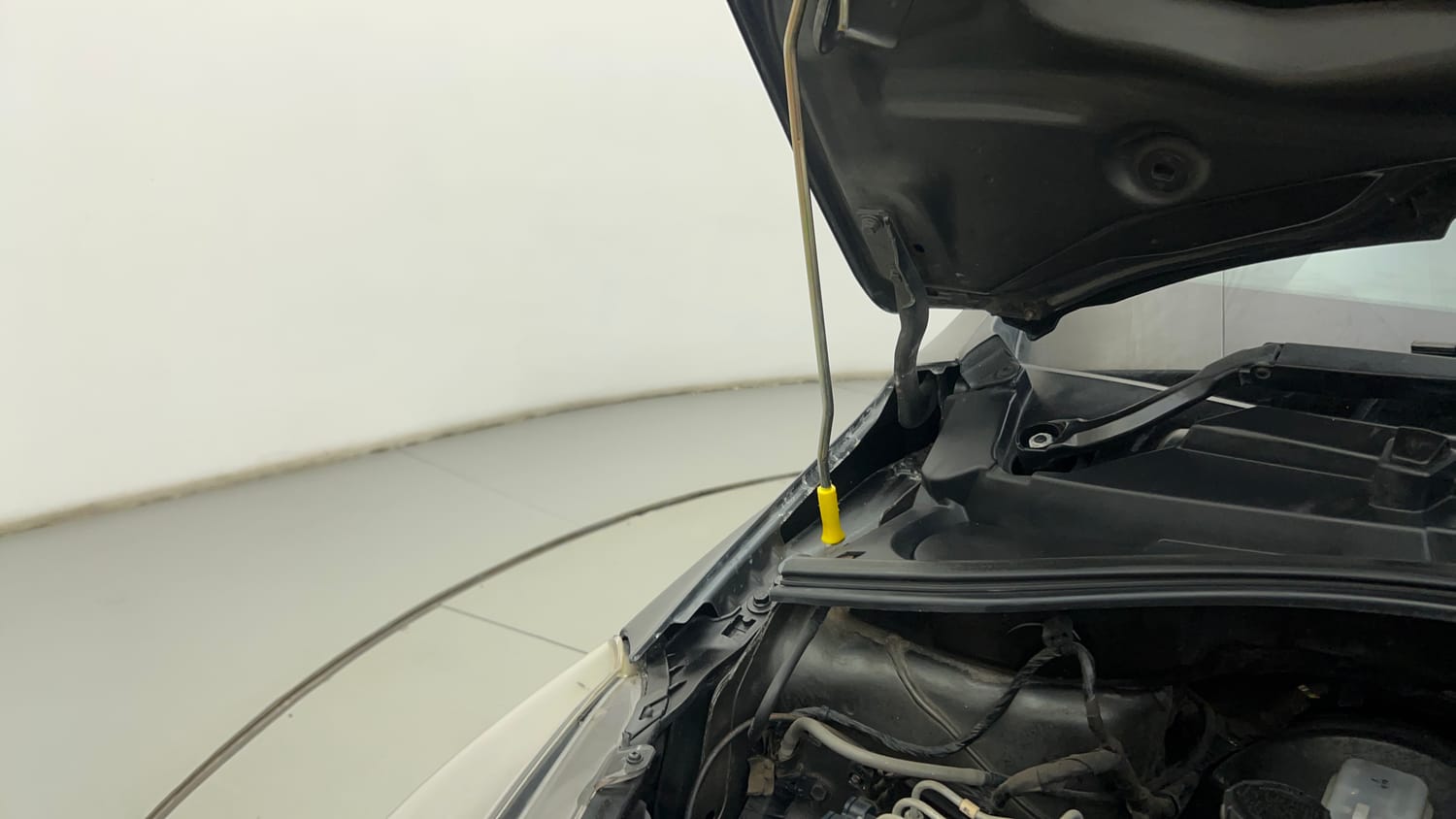 Used 2020 Tata Tiago Revotron XZ Plus Petrol Manual engine ENGINE RIGHT SIDE HINGE & APRON VIEW