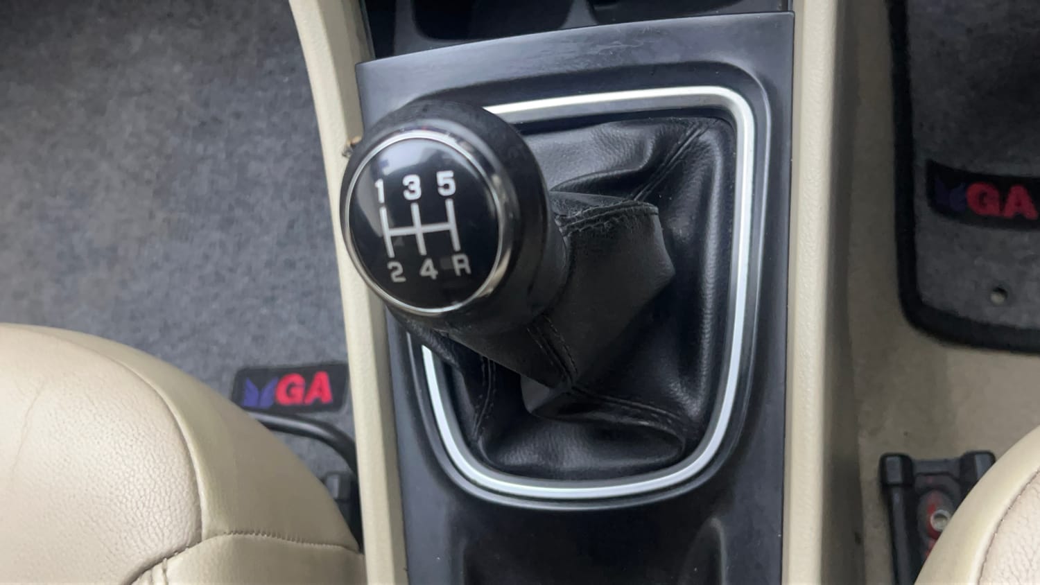 Used 2015 Maruti Suzuki Ciaz ZXI+ Petrol Manual interior GEAR  KNOB VIEW
