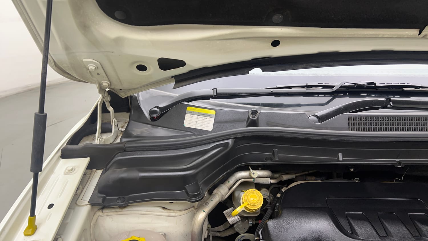 Used 2022 Mahindra XUV 300 W8 (O) 1.2 Petrol AMT Petrol Automatic engine ENGINE RIGHT SIDE HINGE & APRON VIEW