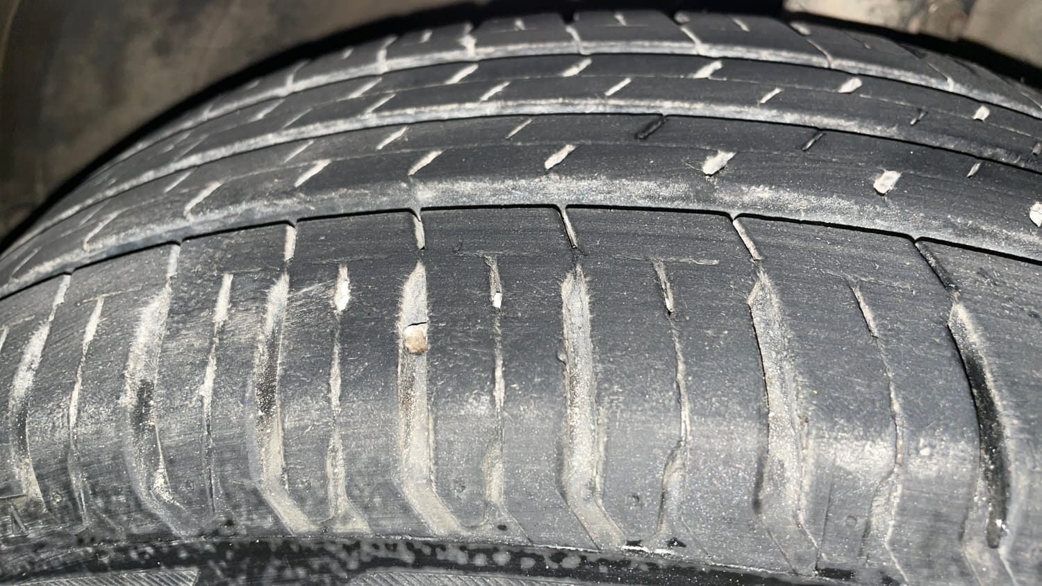 Used 2023 Maruti Suzuki Swift ZXi AMT Petrol Automatic tyres RIGHT FRONT TYRE TREAD VIEW