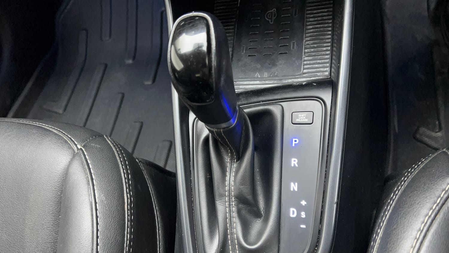 Used 2023 Hyundai i20 Asta (O) 1.2 IVT Petrol Automatic interior GEAR  KNOB VIEW