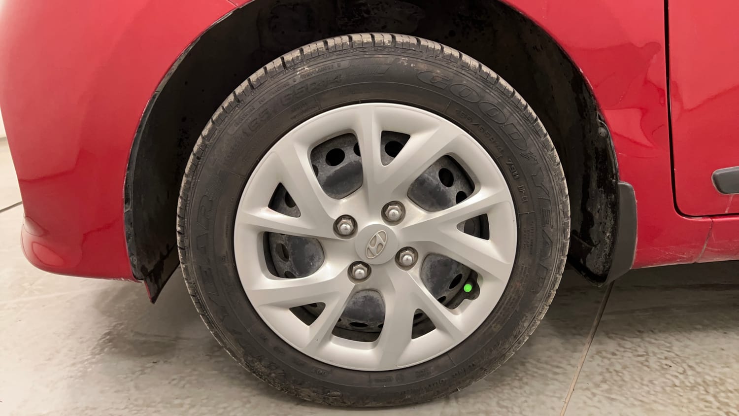 Used 2017 Hyundai Grand i10 Sportz (O) 1.2 Kappa VTVT Petrol Manual tyres LEFT FRONT TYRE RIM VIEW