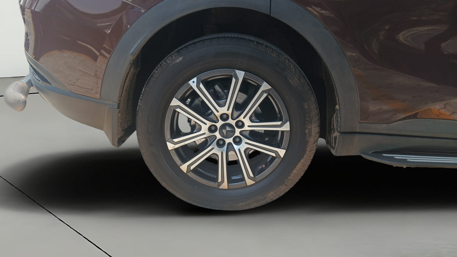 Used 2025 Mahindra XUV700 AX7 Luxury Pack Petrol AT 7 STR Petrol Automatic tyres RIGHT REAR TYRE RIM VIEW