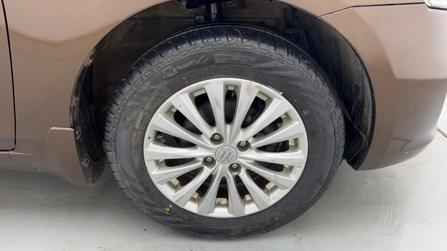 Used 2016 Maruti Suzuki Ciaz ZXi Petrol Manual tyres RIGHT FRONT TYRE RIM VIEW