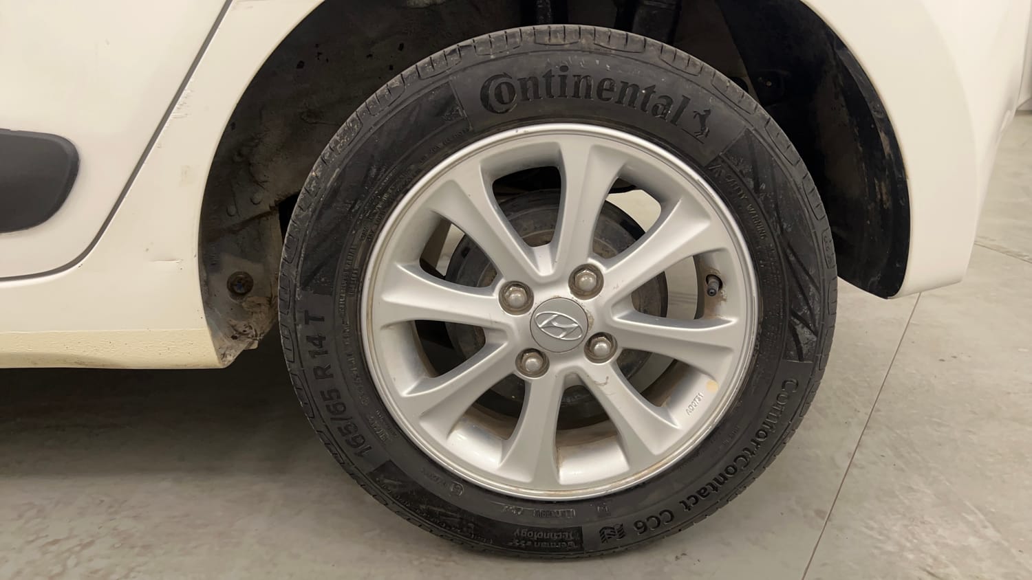Used 2014 Hyundai Grand i10 Asta AT 1.2 Kappa VTVT Petrol Automatic tyres LEFT REAR TYRE RIM VIEW