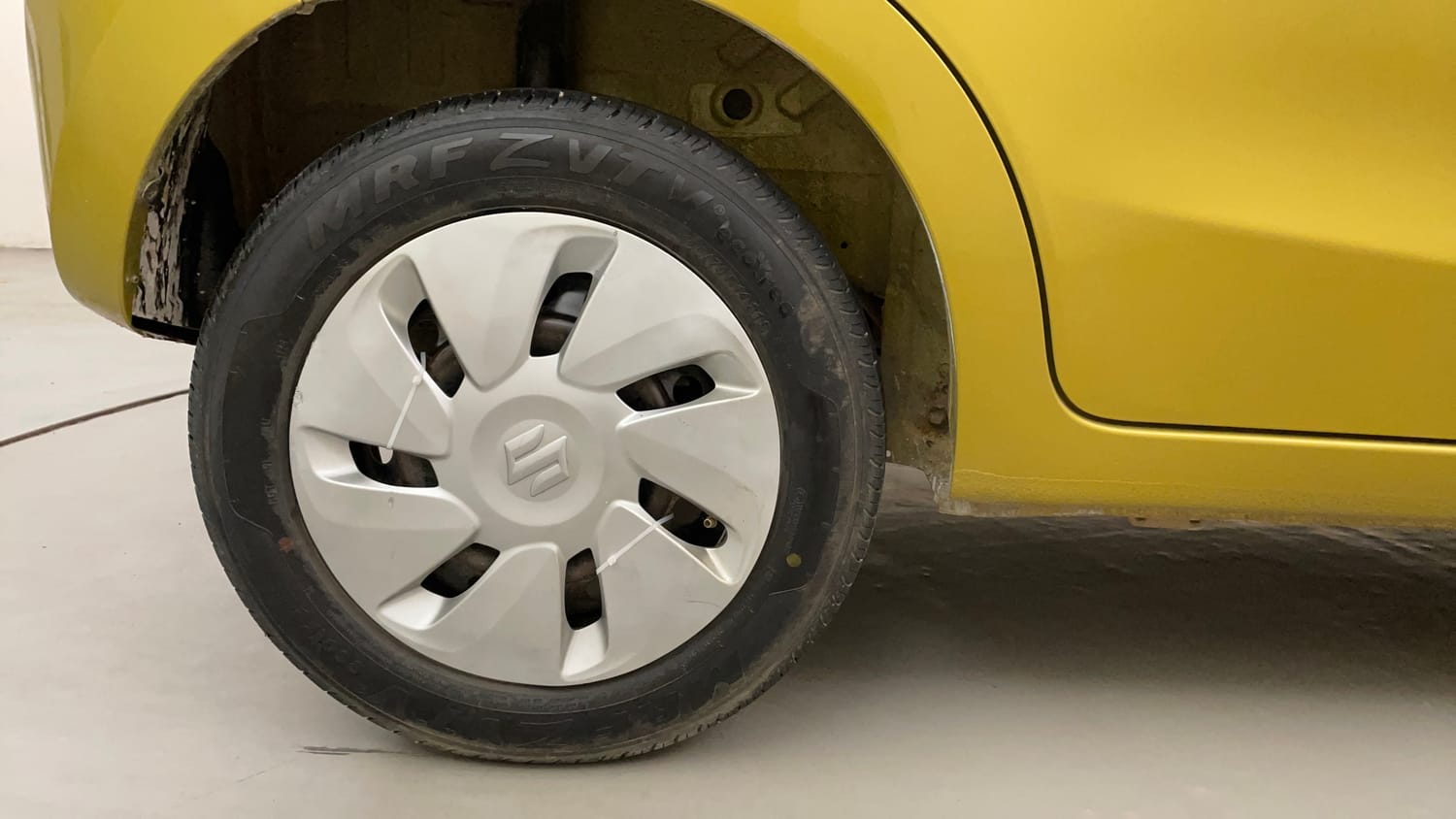 Used 2014 Maruti Suzuki Celerio VXi AMT Petrol Automatic tyres RIGHT REAR TYRE RIM VIEW