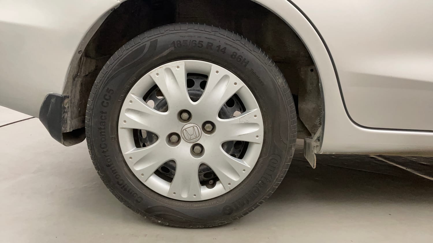 Used 2014 Honda Amaze 1.2 S AT i-VTEC Petrol Automatic tyres RIGHT REAR TYRE RIM VIEW