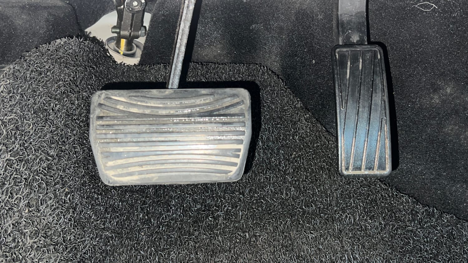 Used 2022 Mahindra XUV 300 W8 (O) 1.2 Petrol AMT Petrol Automatic interior PEDALS VIEW