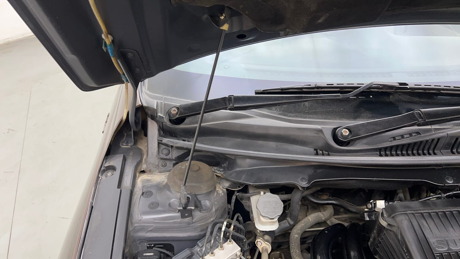 Used 2016 Maruti Suzuki Ciaz ZXi Petrol Manual engine ENGINE RIGHT SIDE HINGE & APRON VIEW