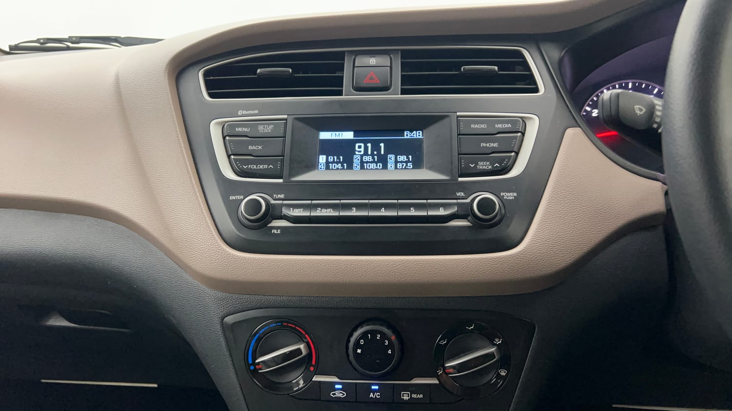 Used 2018 Hyundai Elite i20 Sportz 1.2 Petrol Manual interior MUSIC SYSTEM & AC CONTROL VIEW