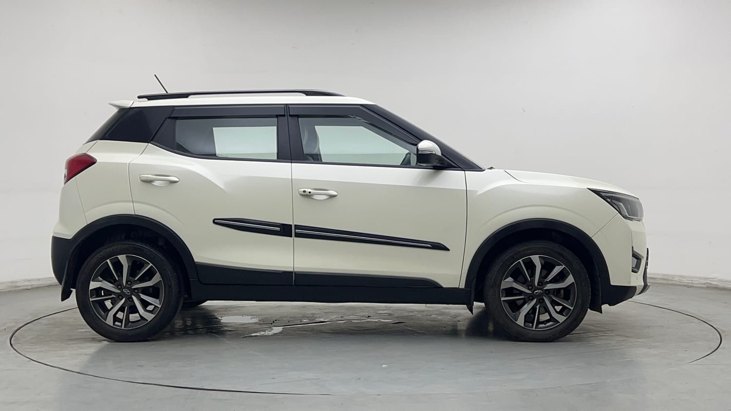Used 2022 Mahindra XUV 300 W8 (O) 1.2 Petrol AMT Petrol Automatic exterior RIGHT SIDE VIEW