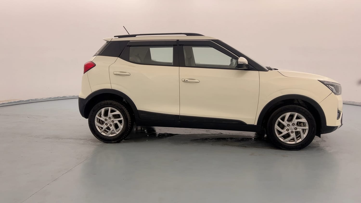 Used 2023 Mahindra XUV 300 W8 1.2 Petrol Petrol Manual exterior RIGHT SIDE VIEW