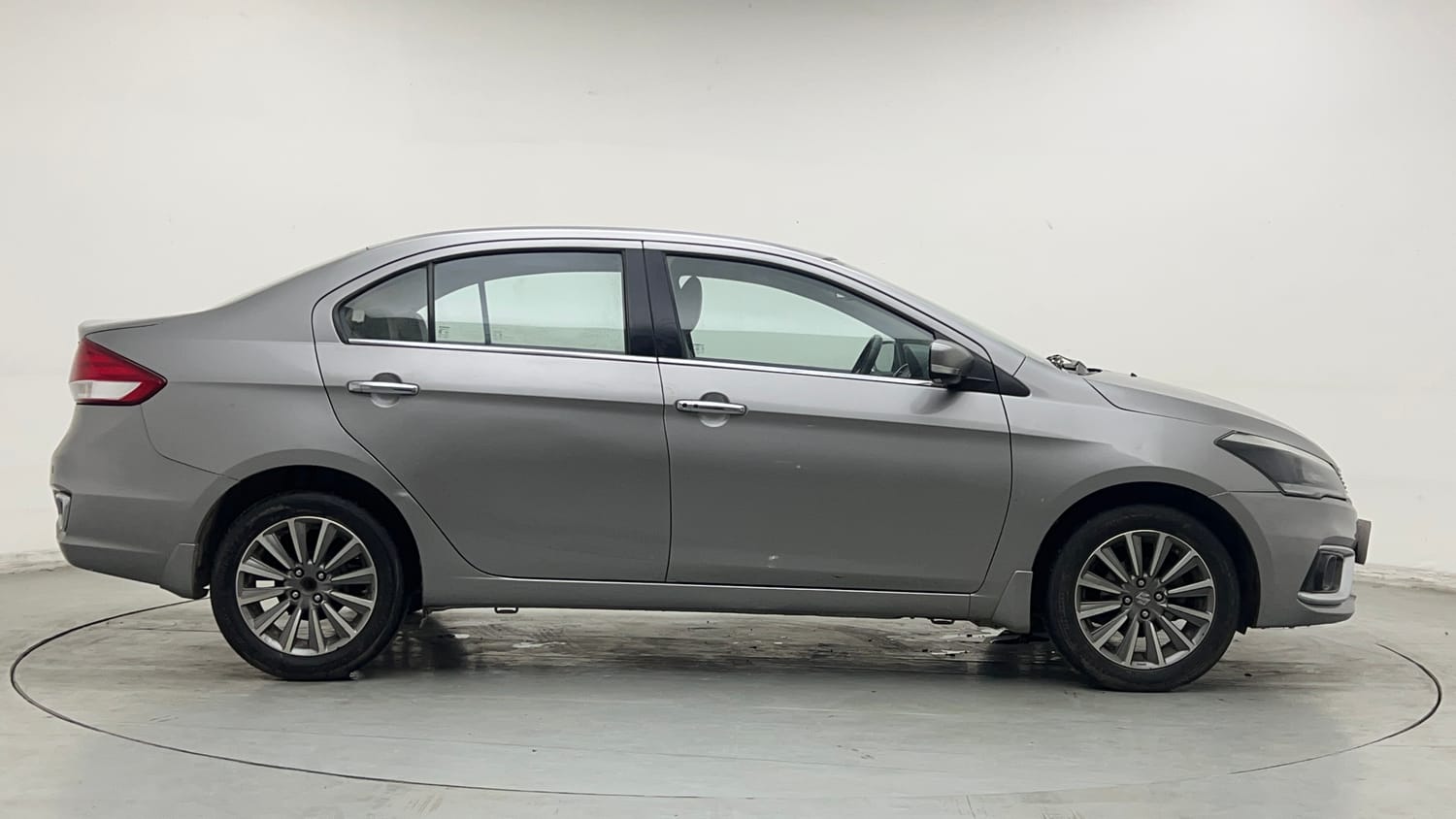 Used 2018 Maruti Suzuki Ciaz Alpha Hybrid 1.5 AT Petrol Automatic exterior RIGHT SIDE VIEW