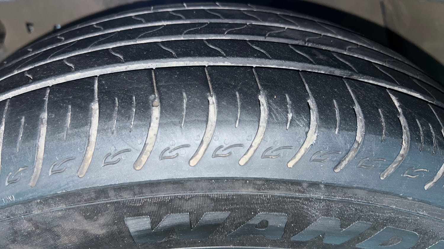 Used 2022 Toyota Innova Crysta GX 2.7 AT 7 STR Petrol Automatic tyres LEFT FRONT TYRE TREAD VIEW