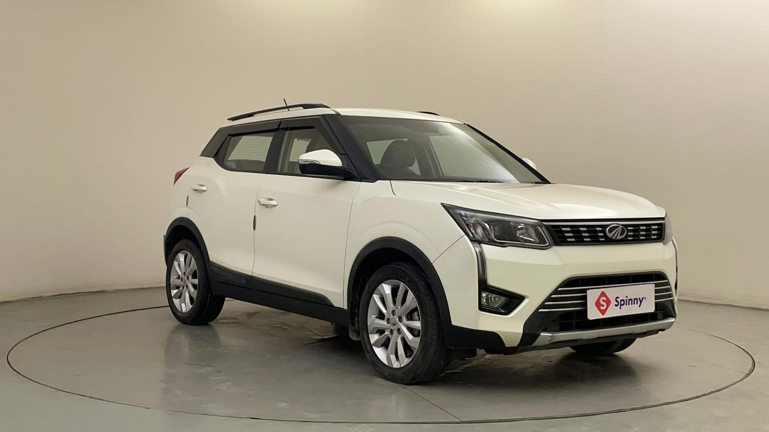 Used 2021 Mahindra XUV 300 W8 1.2 Petrol Petrol Manual exterior RIGHT FRONT CORNER VIEW