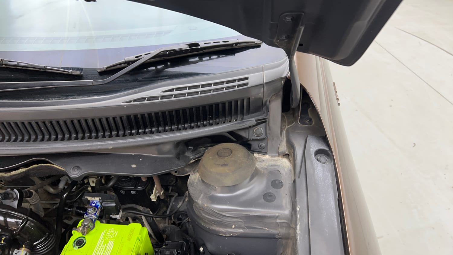 Used 2016 Maruti Suzuki Ciaz ZXi Petrol Manual engine ENGINE LEFT SIDE HINGE & APRON VIEW