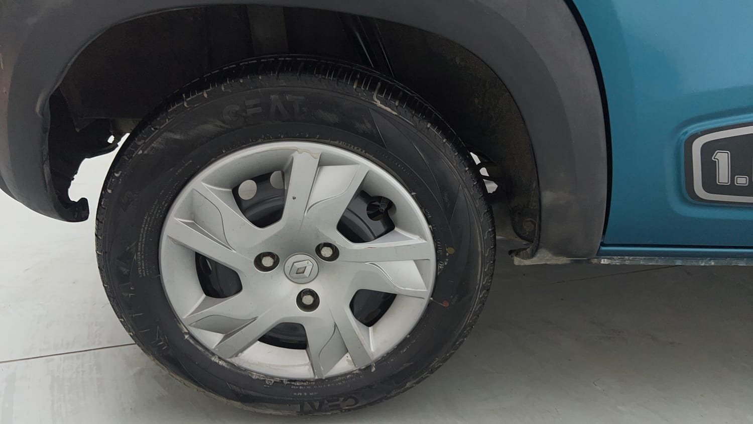 Used 2021 Renault Kwid RXT 1.0 AMT (O) Petrol Automatic tyres RIGHT REAR TYRE RIM VIEW