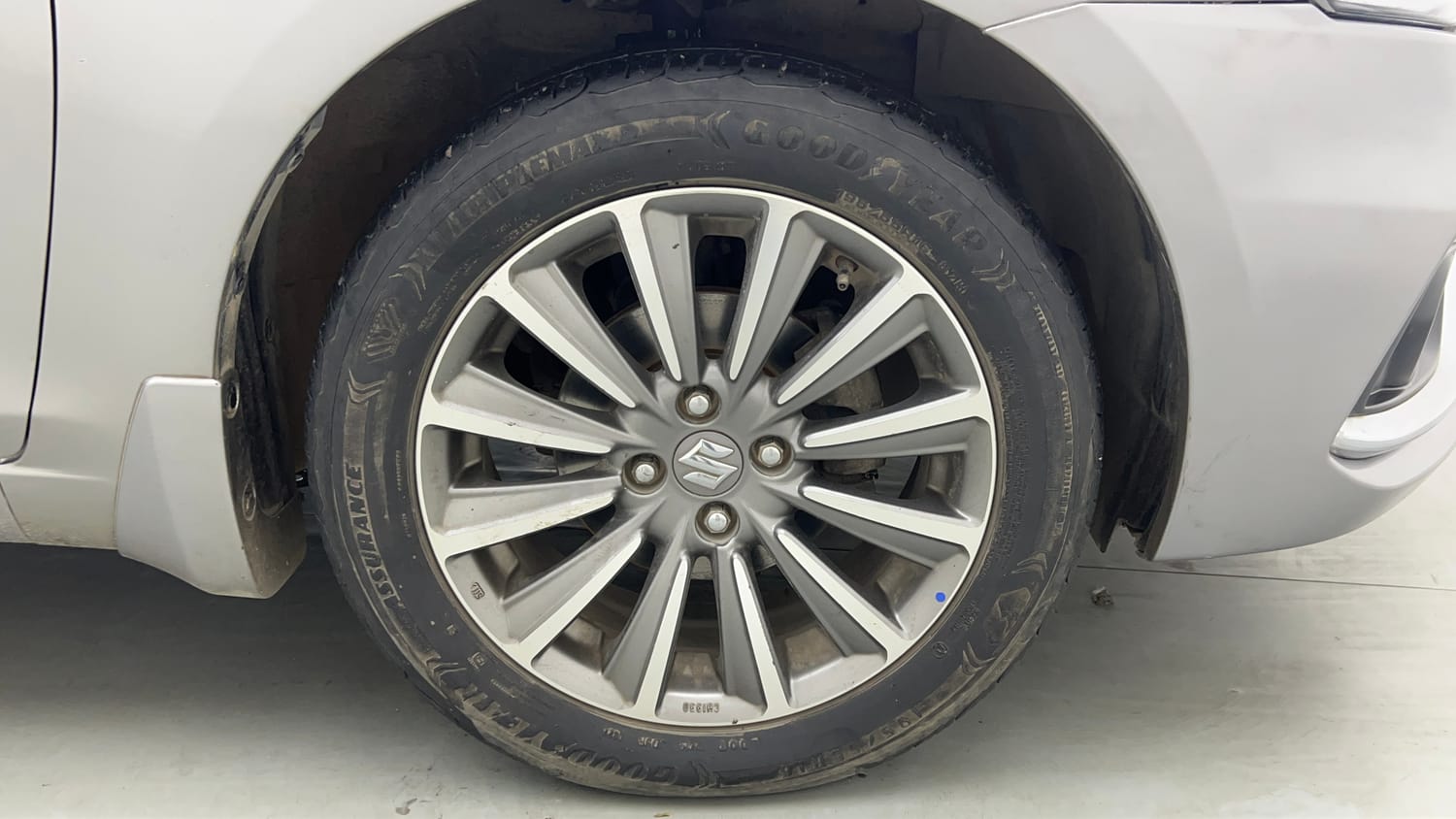 Used 2018 Maruti Suzuki Ciaz Alpha Hybrid 1.5 AT Petrol Automatic tyres RIGHT FRONT TYRE RIM VIEW