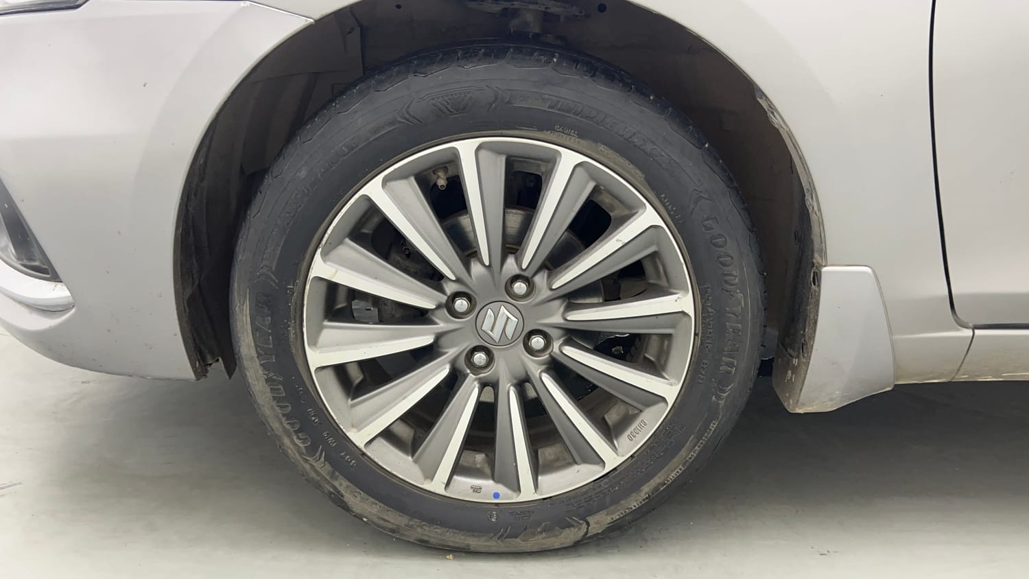 Used 2018 Maruti Suzuki Ciaz Alpha Hybrid 1.5 AT Petrol Automatic tyres LEFT FRONT TYRE RIM VIEW