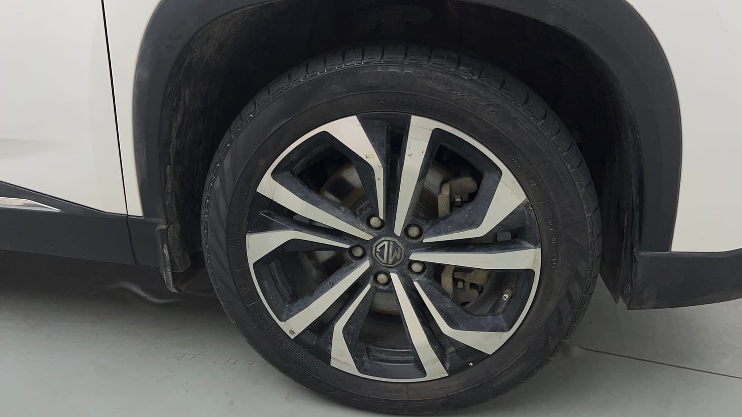 Used 2023 MG Motors Hector Plus Savvy Pro 1.5 Turbo Petrol CVT 6 STR Petrol Automatic tyres RIGHT FRONT TYRE RIM VIEW