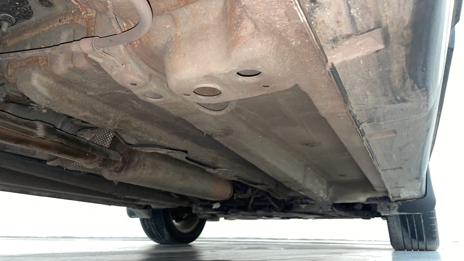 Used 2021 Mahindra XUV 300 W8 1.2 Petrol Petrol Manual extra REAR RIGHT UNDERBODY VIEW