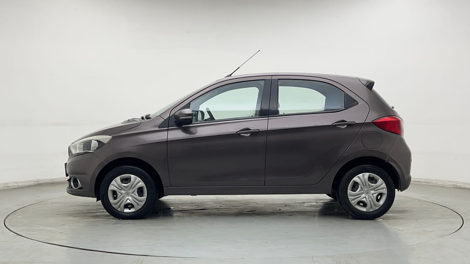 Used 2017 Tata Tiago Revotron XZ w/o Alloy Petrol Manual exterior LEFT SIDE VIEW