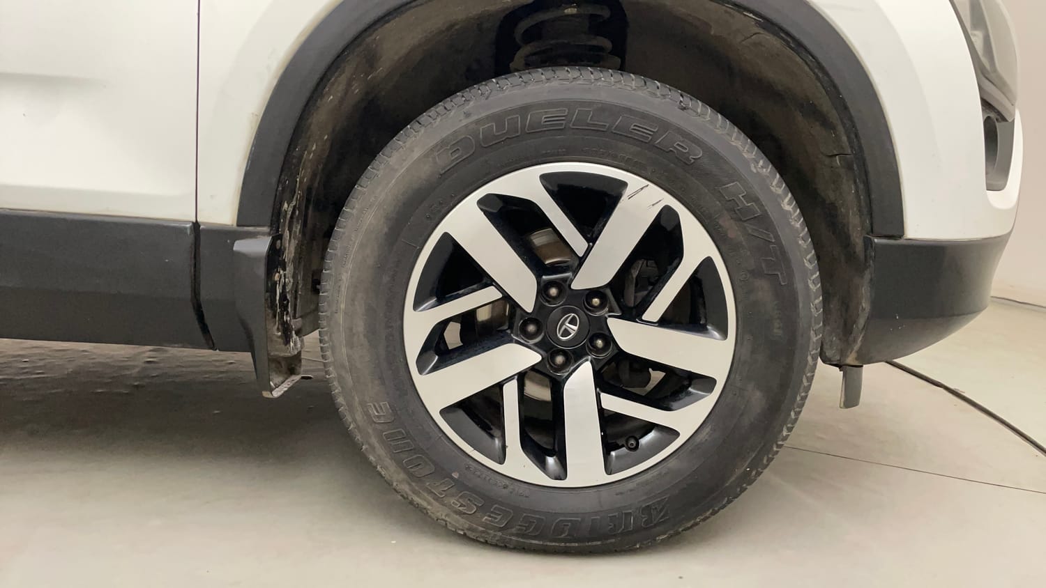 Used 2022 Tata Harrier XZA Plus Dual Tone Diesel Automatic tyres RIGHT FRONT TYRE RIM VIEW