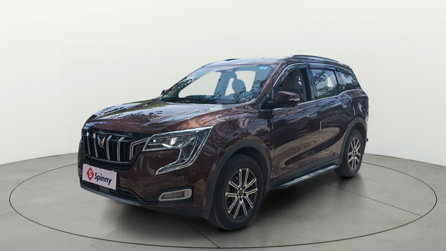 Used 2025 Mahindra XUV700 AX7 Luxury Pack Petrol AT 7 STR Petrol Automatic exterior LEFT FRONT CORNER VIEW