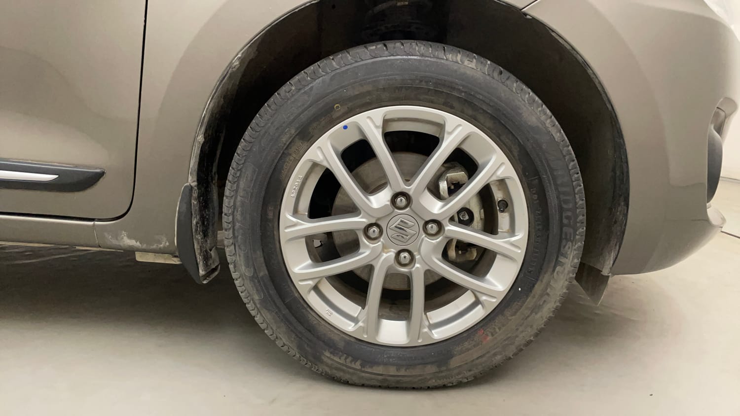Used 2023 Maruti Suzuki Swift ZXi AMT Petrol Automatic tyres RIGHT FRONT TYRE RIM VIEW