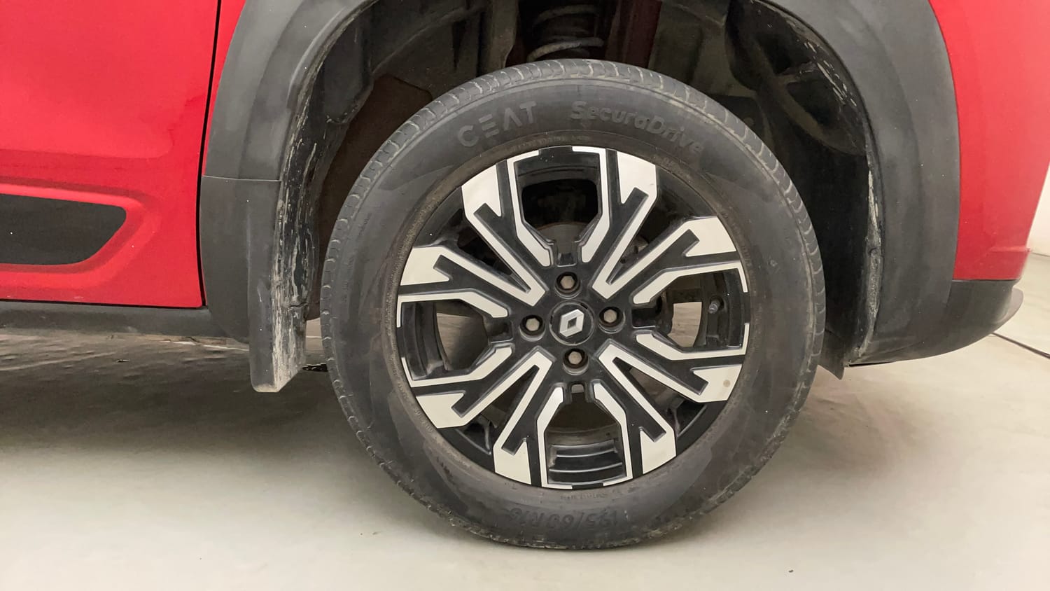 Used 2023 Renault Kiger RXT MT Petrol Manual tyres RIGHT FRONT TYRE RIM VIEW