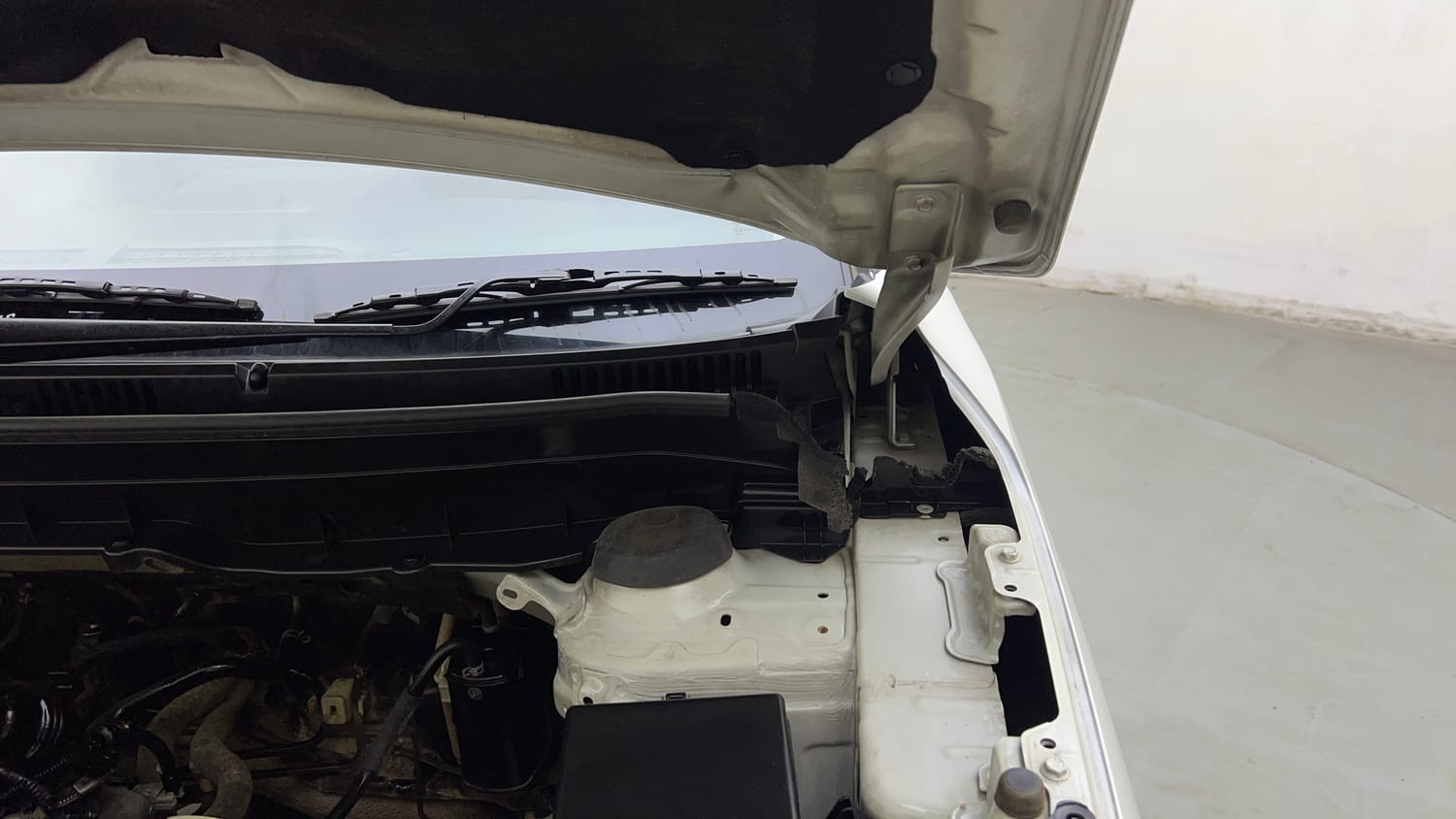 Used 2022 Maruti Suzuki Brezza VXi Petrol Manual engine ENGINE LEFT SIDE HINGE & APRON VIEW