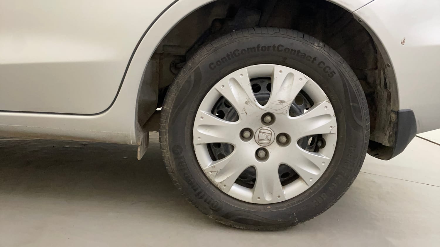 Used 2014 Honda Amaze 1.2 S AT i-VTEC Petrol Automatic tyres LEFT REAR TYRE RIM VIEW