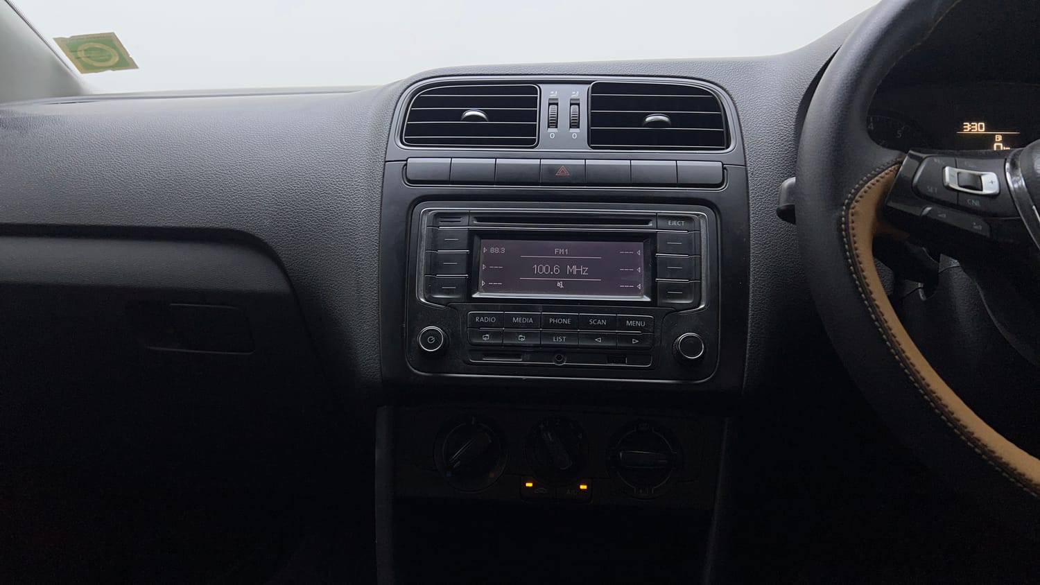 Used 2018 Volkswagen Ameo Trendline 1.0L (P) Petrol Manual interior MUSIC SYSTEM & AC CONTROL VIEW
