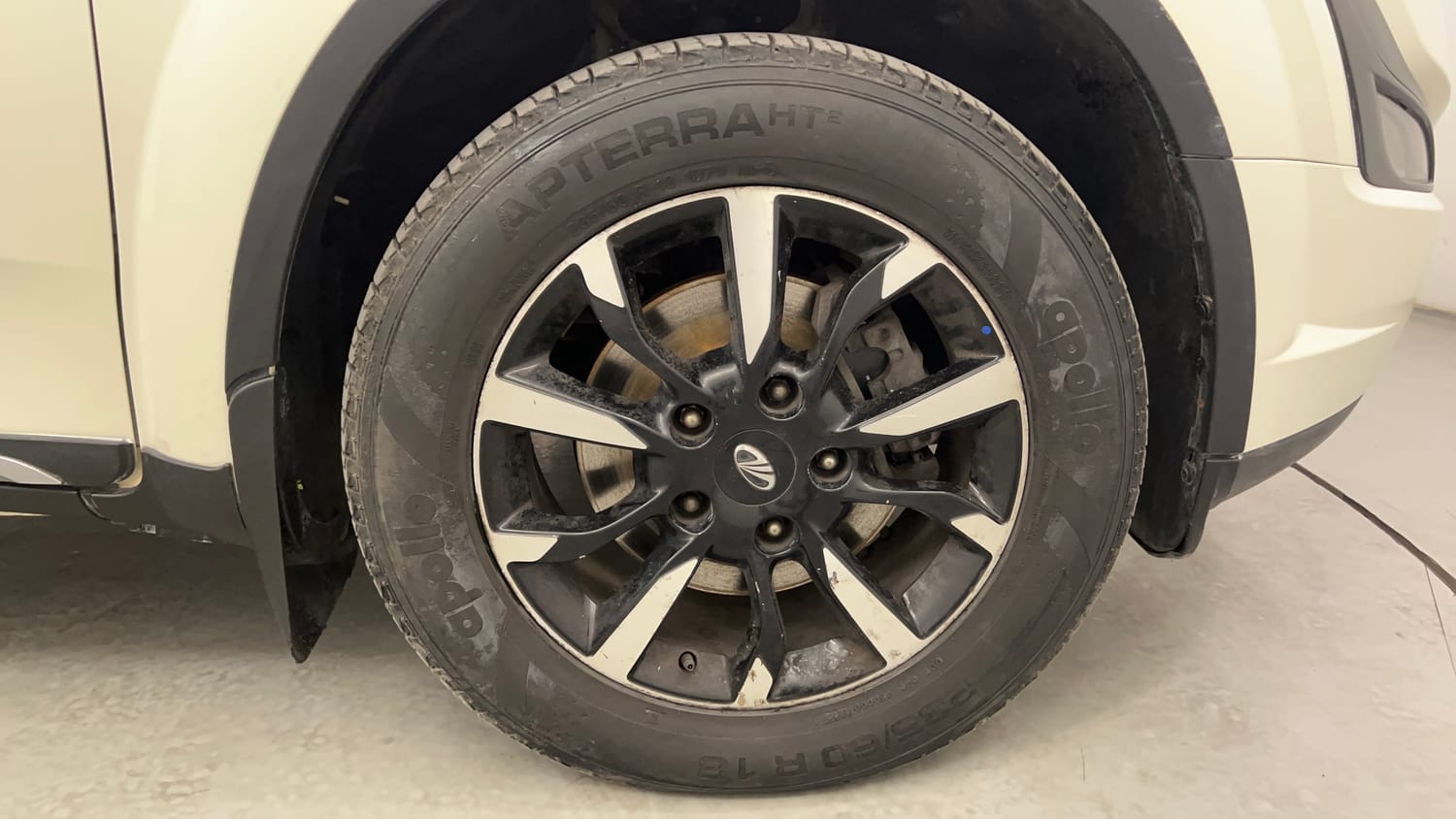 Used 2018 Mahindra XUV500 W11 Diesel Manual tyres RIGHT FRONT TYRE RIM VIEW