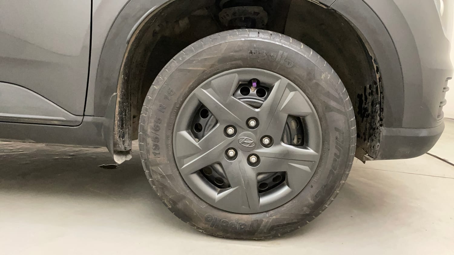 Used 2024 Hyundai Venue SX 1.2 Petrol Petrol Manual tyres RIGHT FRONT TYRE RIM VIEW