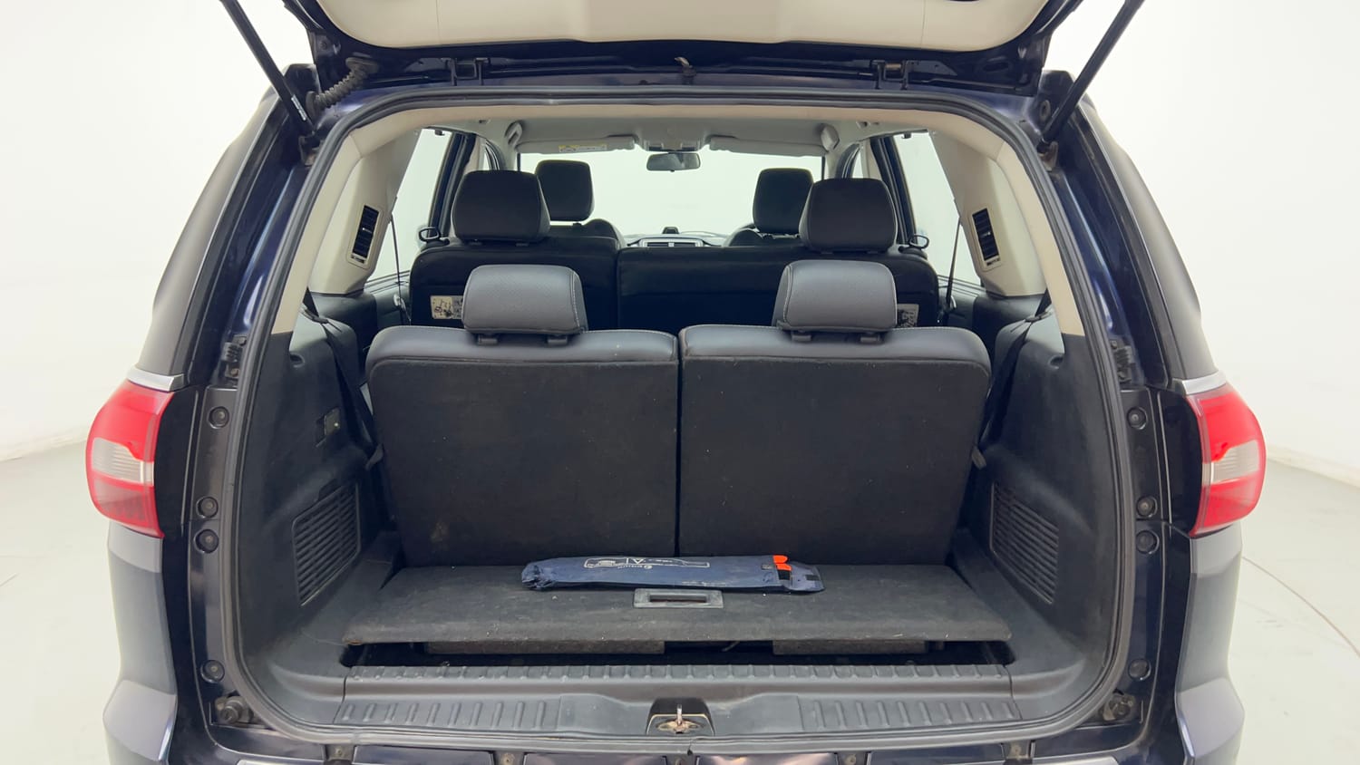 Used 2018 Tata Hexa XTA 4x2 7 STR Diesel Automatic interior DICKY INSIDE VIEW