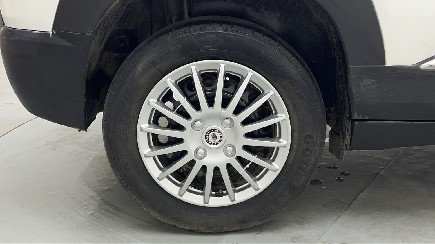 Used 2022 Maruti Suzuki Brezza VXi Petrol Manual tyres RIGHT REAR TYRE RIM VIEW