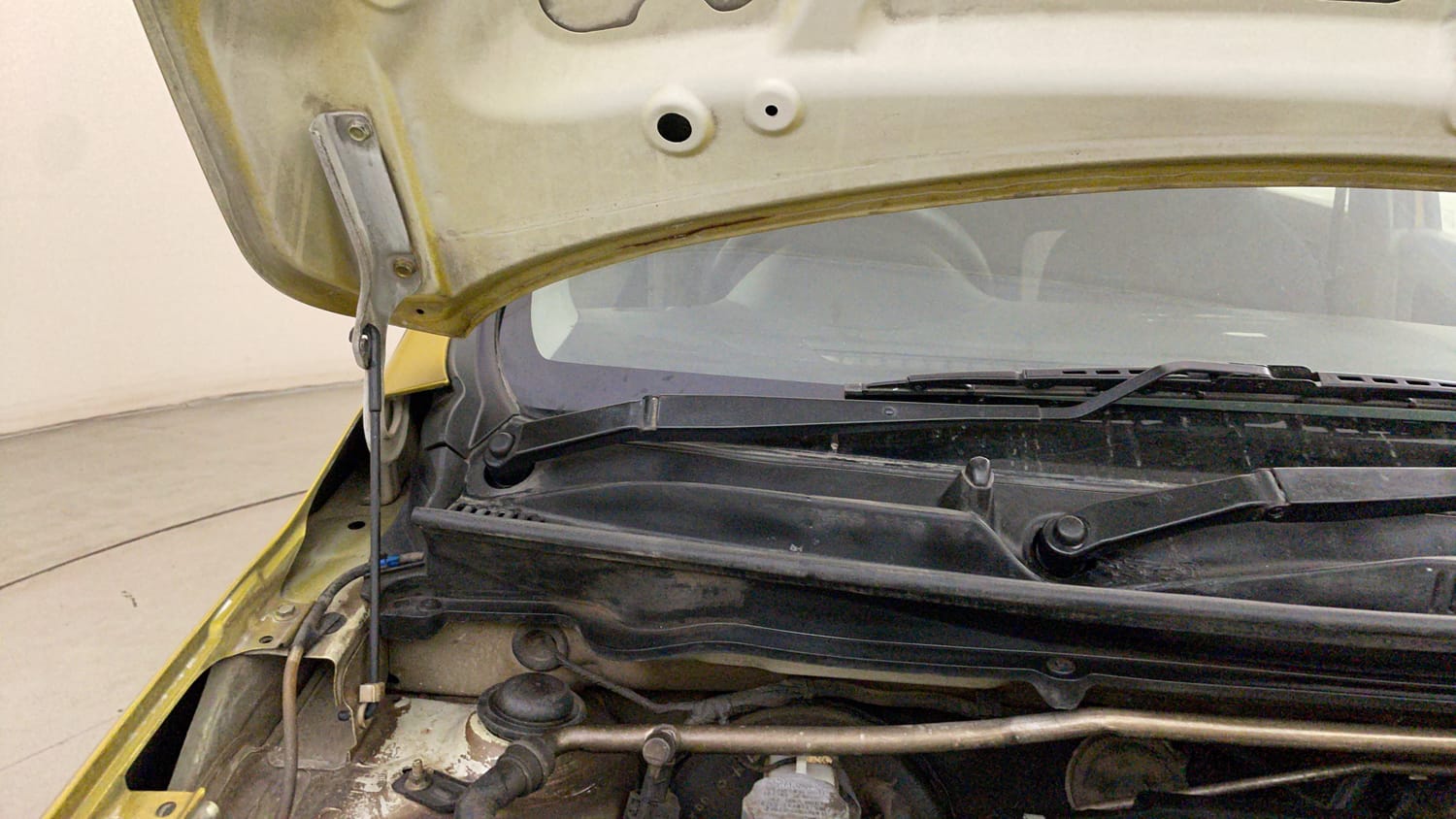 Used 2014 Maruti Suzuki Celerio VXi AMT Petrol Automatic engine ENGINE RIGHT SIDE HINGE & APRON VIEW