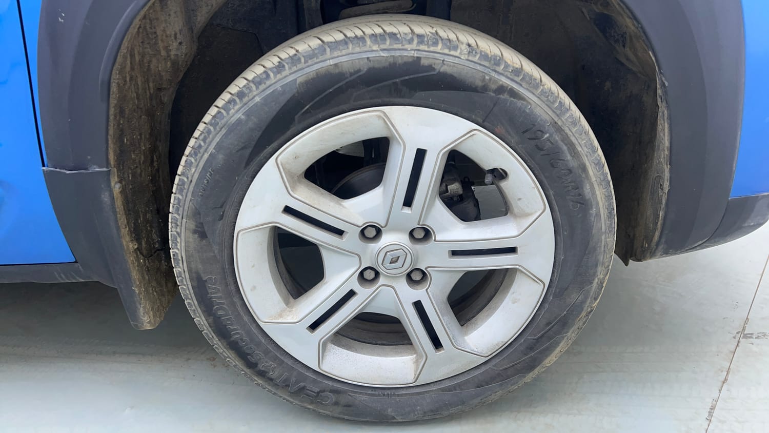 Used 2021 Renault Kiger RXT AMT Dual Tone Petrol Automatic tyres RIGHT FRONT TYRE RIM VIEW