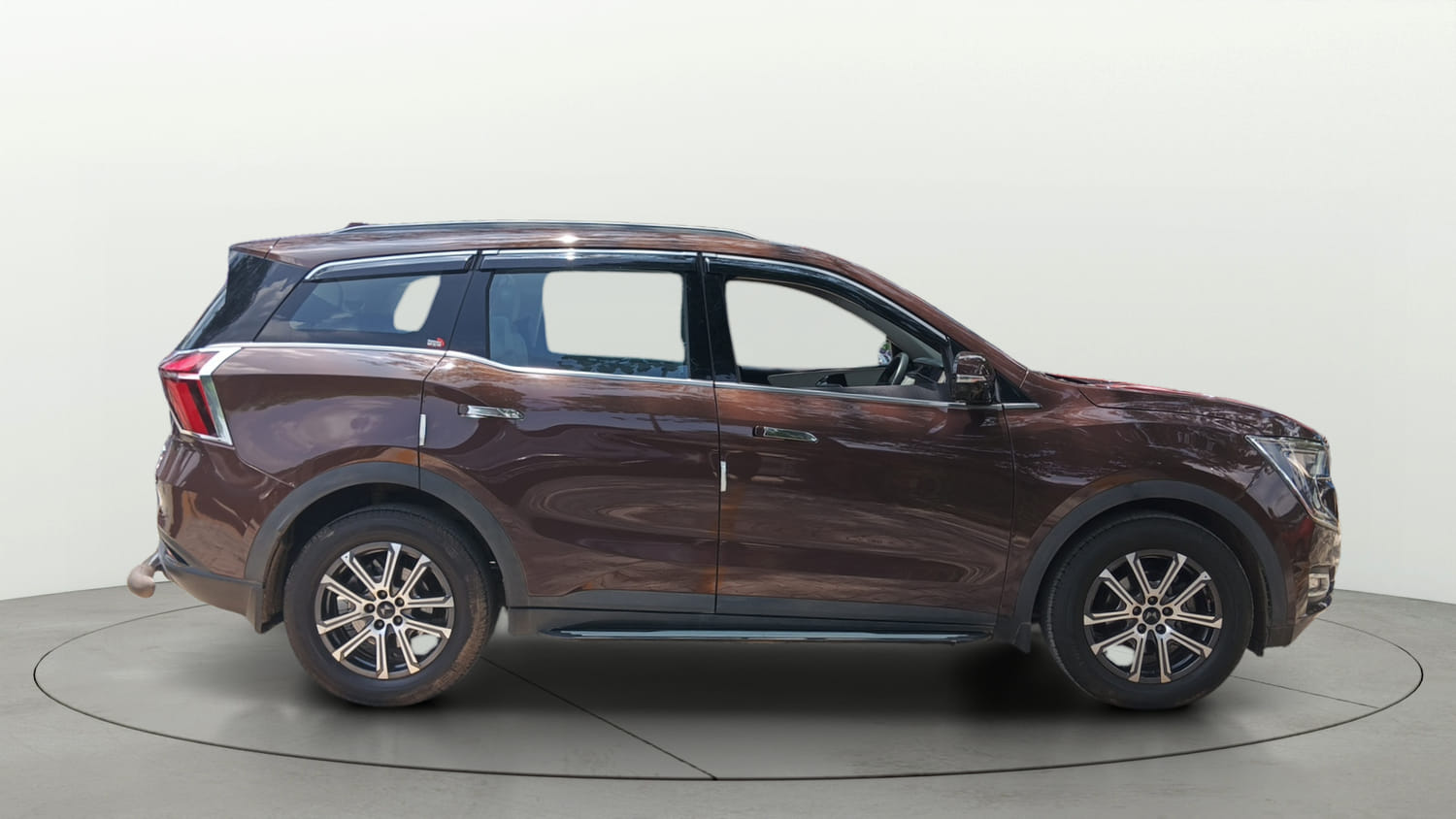 Used 2025 Mahindra XUV700 AX7 Luxury Pack Petrol AT 7 STR Petrol Automatic exterior RIGHT SIDE VIEW
