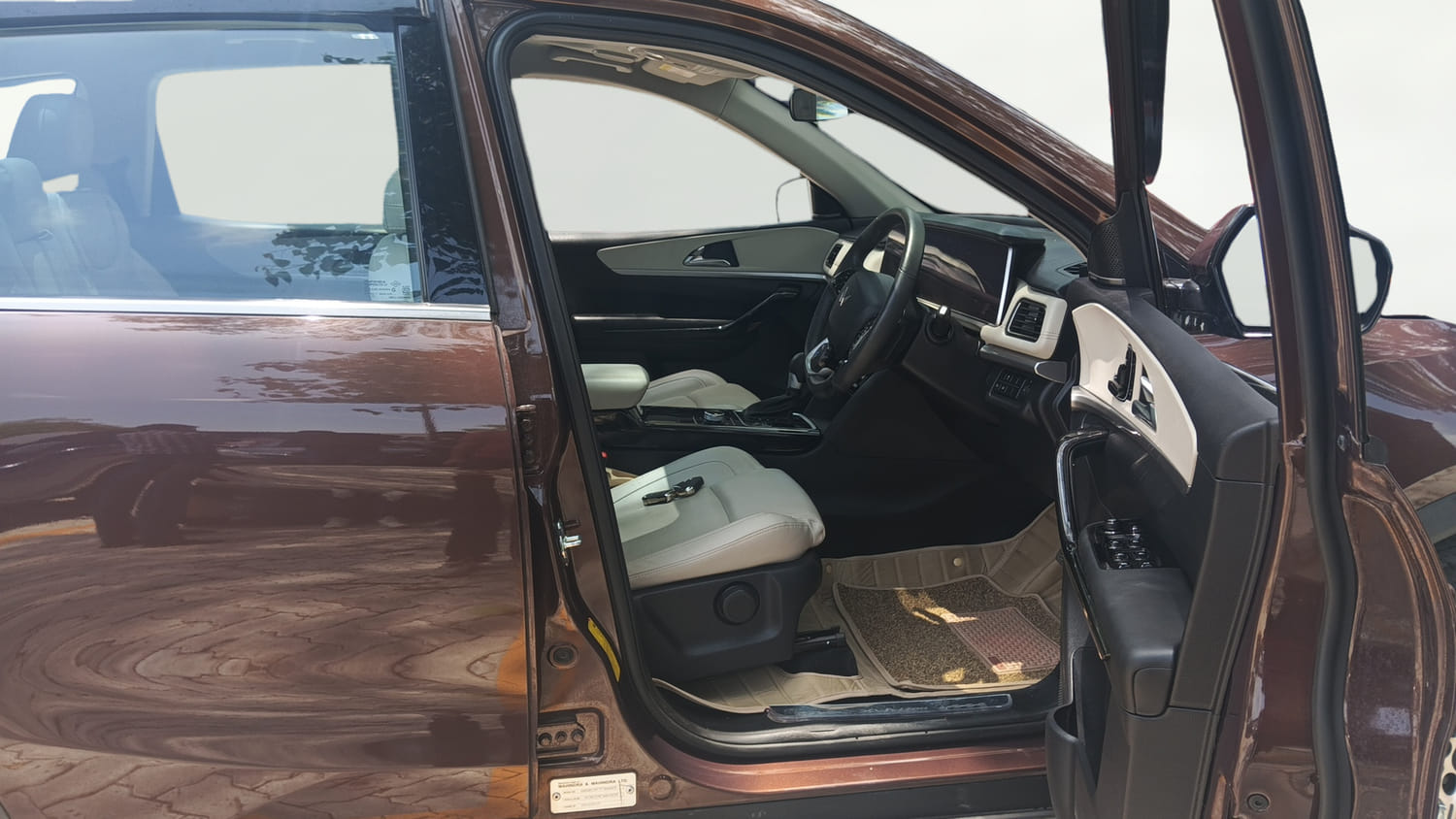 Used 2025 Mahindra XUV700 AX7 Luxury Pack Petrol AT 7 STR Petrol Automatic interior RIGHT SIDE FRONT DOOR CABIN VIEW