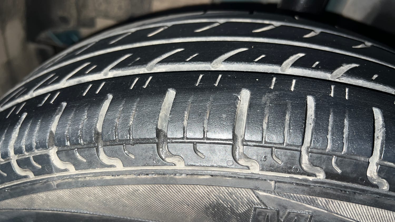 Used 2021 Renault Kwid RXT 1.0 AMT (O) Petrol Automatic tyres LEFT FRONT TYRE TREAD VIEW