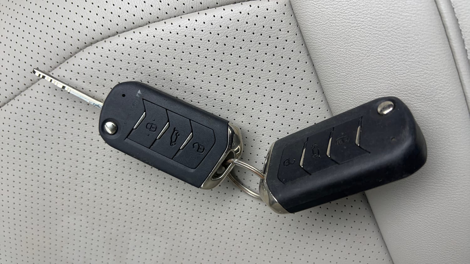 Used 2022 Mahindra XUV 300 W8 (O) 1.2 Petrol AMT Petrol Automatic extra CAR KEY VIEW