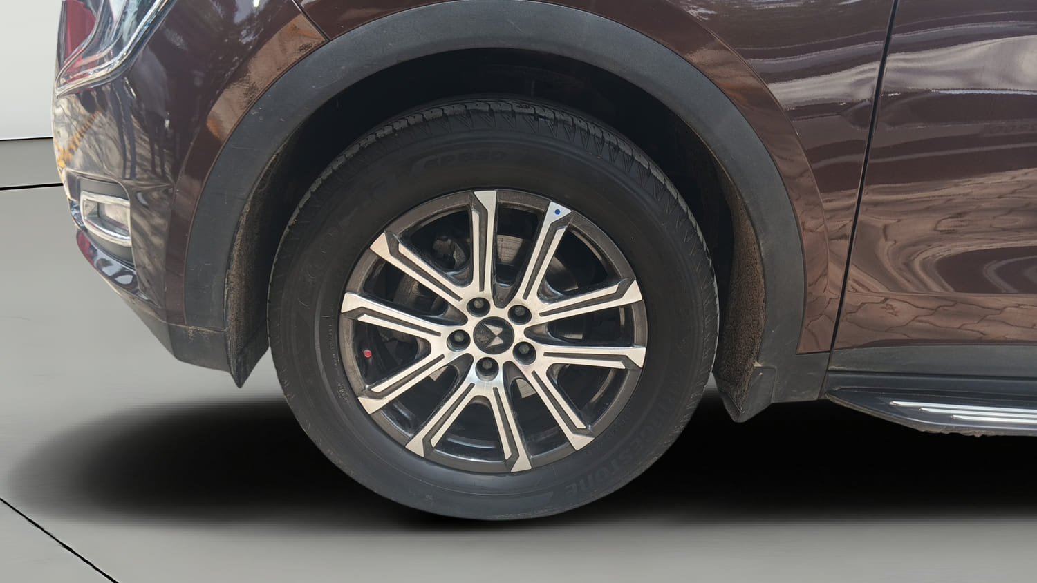 Used 2025 Mahindra XUV700 AX7 Luxury Pack Petrol AT 7 STR Petrol Automatic tyres LEFT FRONT TYRE RIM VIEW
