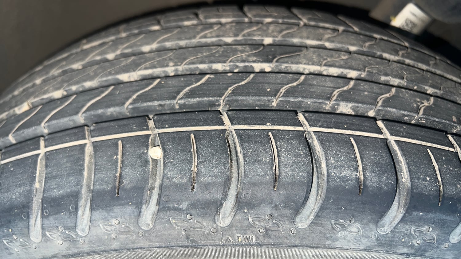 Used 2025 Skoda Kylaq Signature Plus 1.0 TSI MT (Lava Blue) Petrol Manual tyres LEFT FRONT TYRE TREAD VIEW