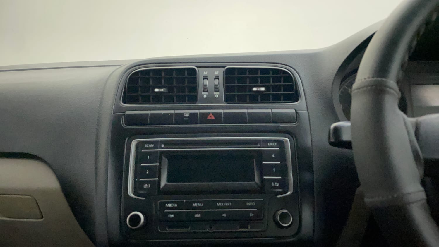 Used 2014 Volkswagen Polo Comfortline 1.2L (D) Diesel Manual top_features Integrated (in-dash) music system