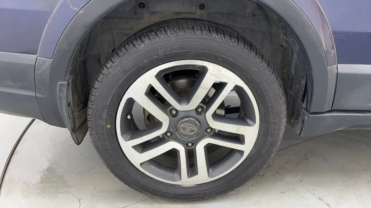 Used 2018 Tata Hexa XTA 4x2 7 STR Diesel Automatic tyres RIGHT REAR TYRE RIM VIEW